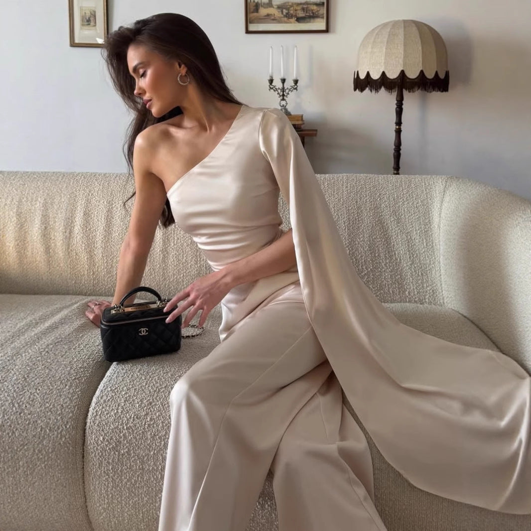 Dame elegant asymmetrisk mini-kjole med lange ærmer og flot satin-finish Stilla