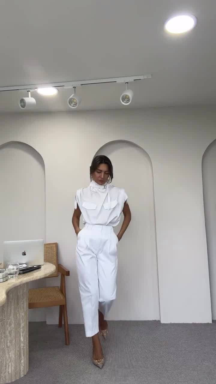 Dame mode jumpsuit med tætsiddende silhuet og praktiske lommer Stilla