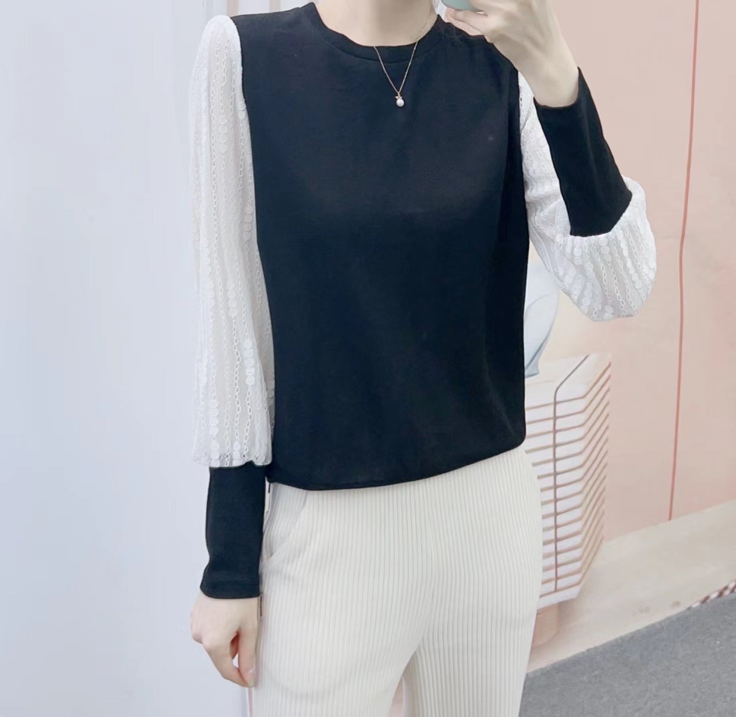 Dame Elegant Bluse med fine spidsærmer og stilfuld rund halsudskæring Stilla