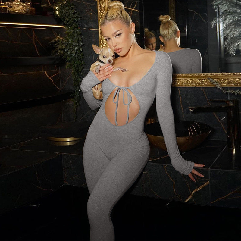 Dame figurbetonet jumpsuit med innovativt cut-out design og lange ærmer Stilla