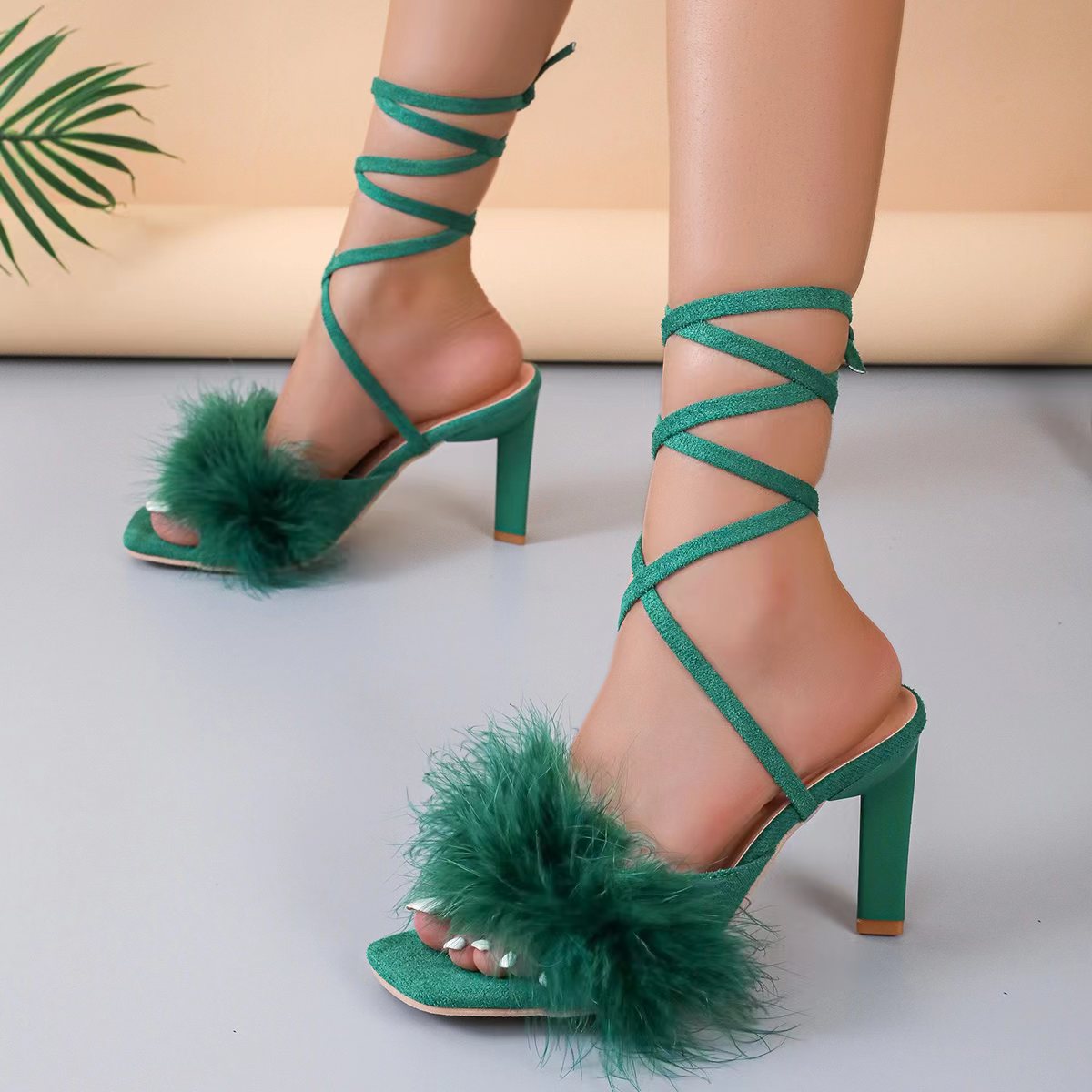 Dame sandaler i elegant design med flettede remme og fluffy furry detalje Stilla
