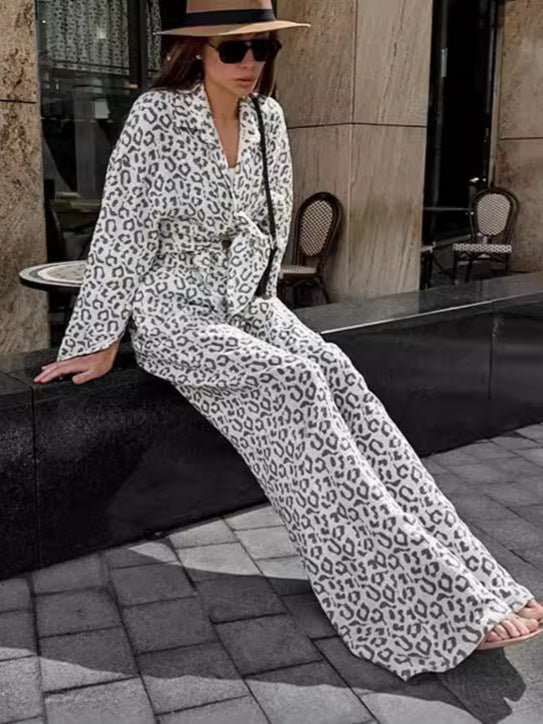 Dame jumpsuit med elegant leopardmønster og tætsiddende bælte Stilla