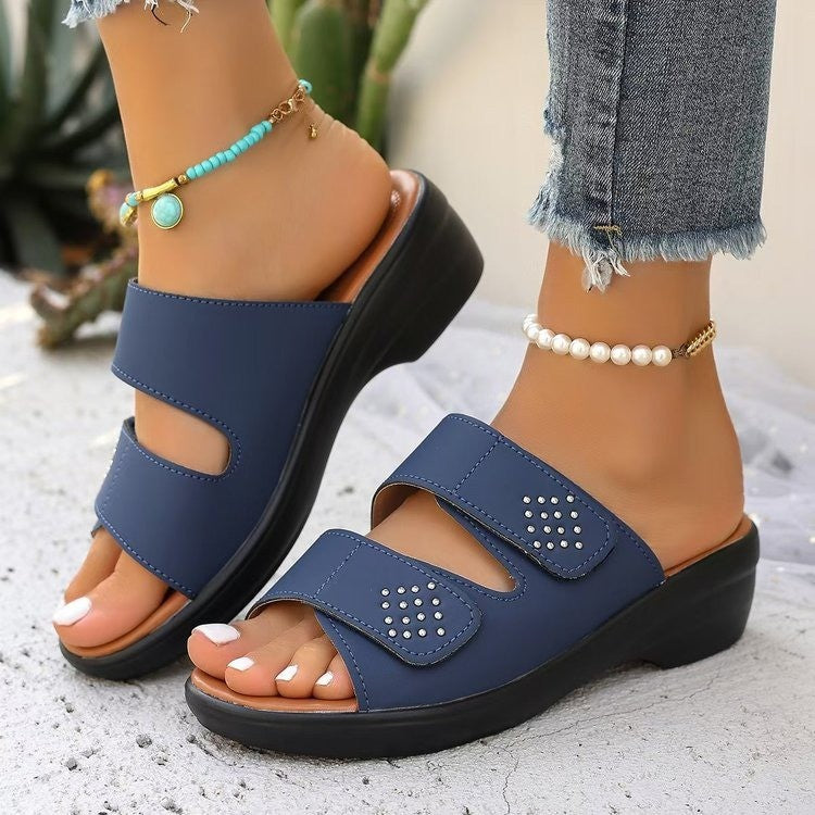 Dame Komfortable Badesandaler med fashionable velcro-lukninger og elegante rhinsten-detaljer Stilla