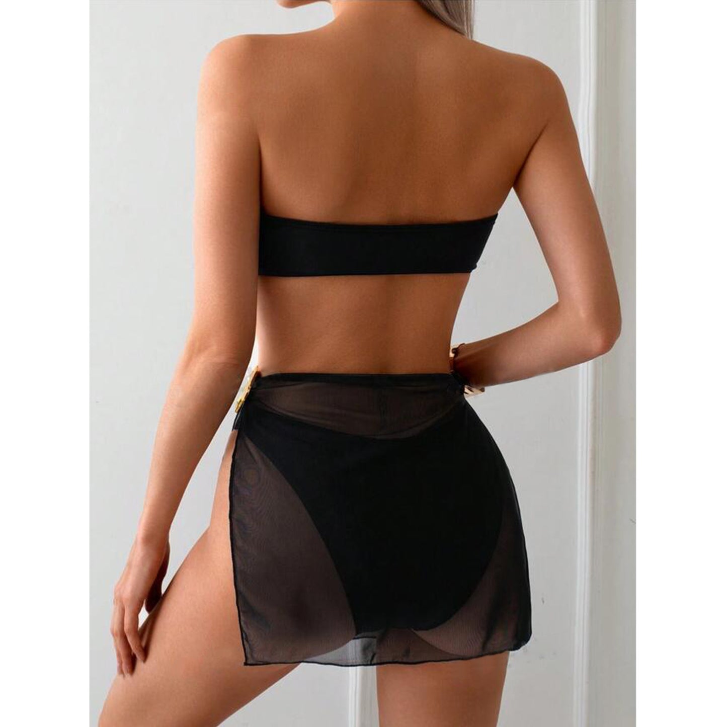 Dame bandeau-bikini med dekorativ blomst detalje og fin nederdel Stilla