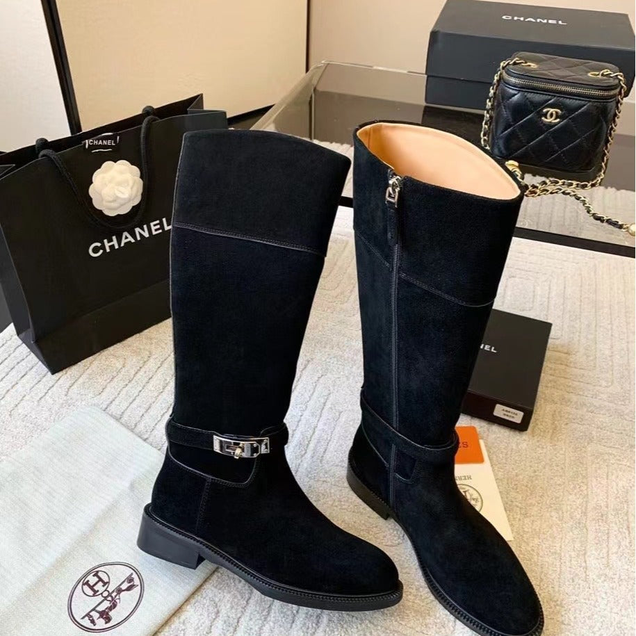Femme Elegante Suedes-Ankelstøvler med Stilfuld Hardware Stilla