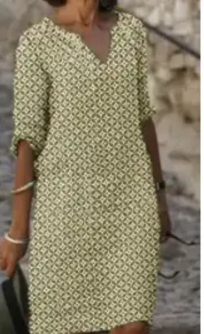 Dame afslappet kjole med grafisk print og gennemgående knapstolpe Stilla