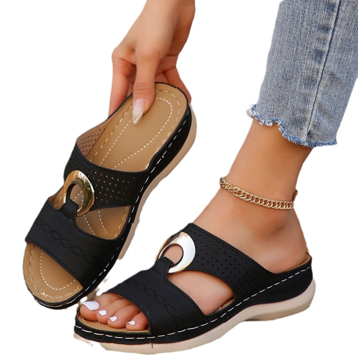 Dame sandals med elegante åbninger og modige accenter Stilla