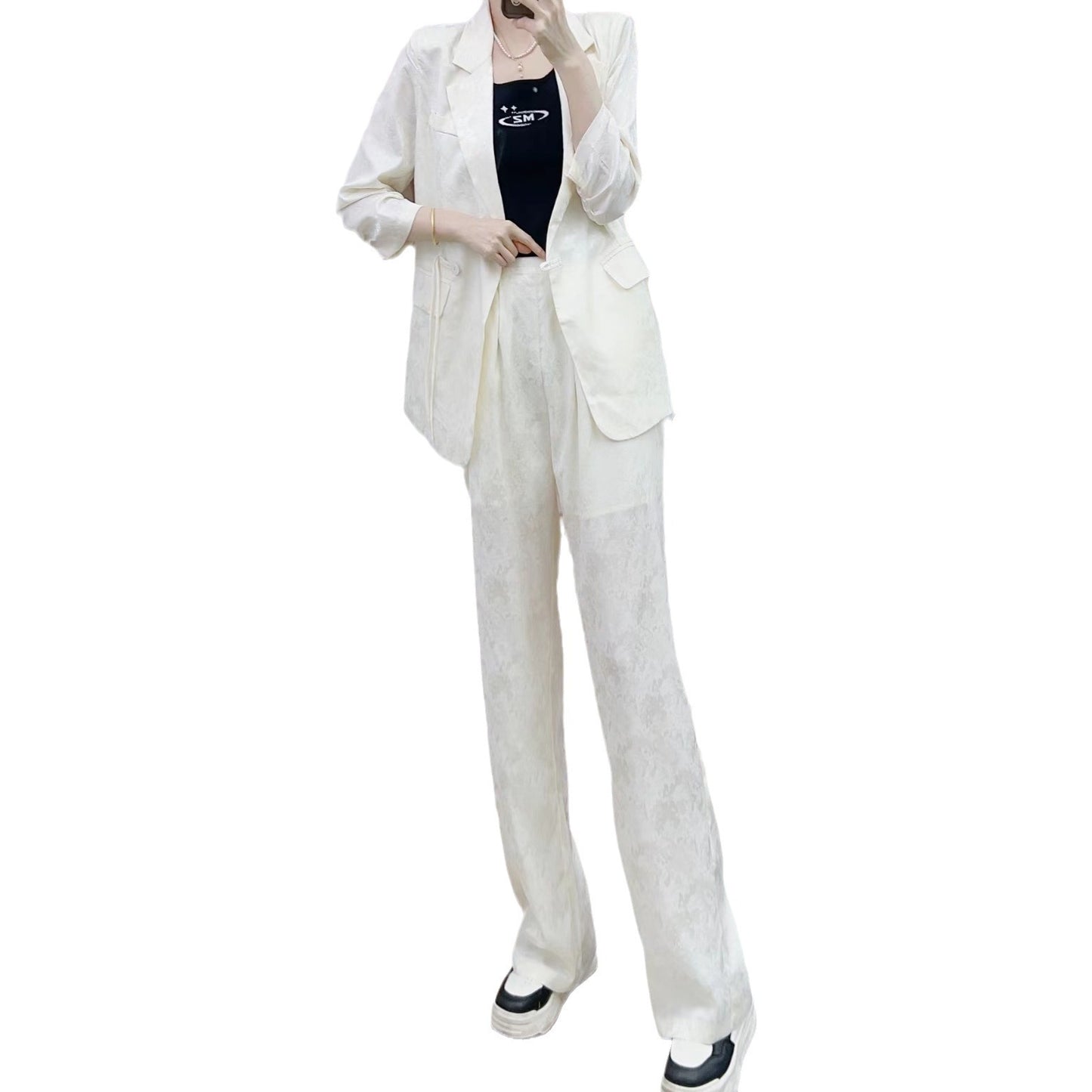 Dame Elegant Blazer-Bukser-Sæt i minimalistisk design med subtile blomsterdetaljer Stilla