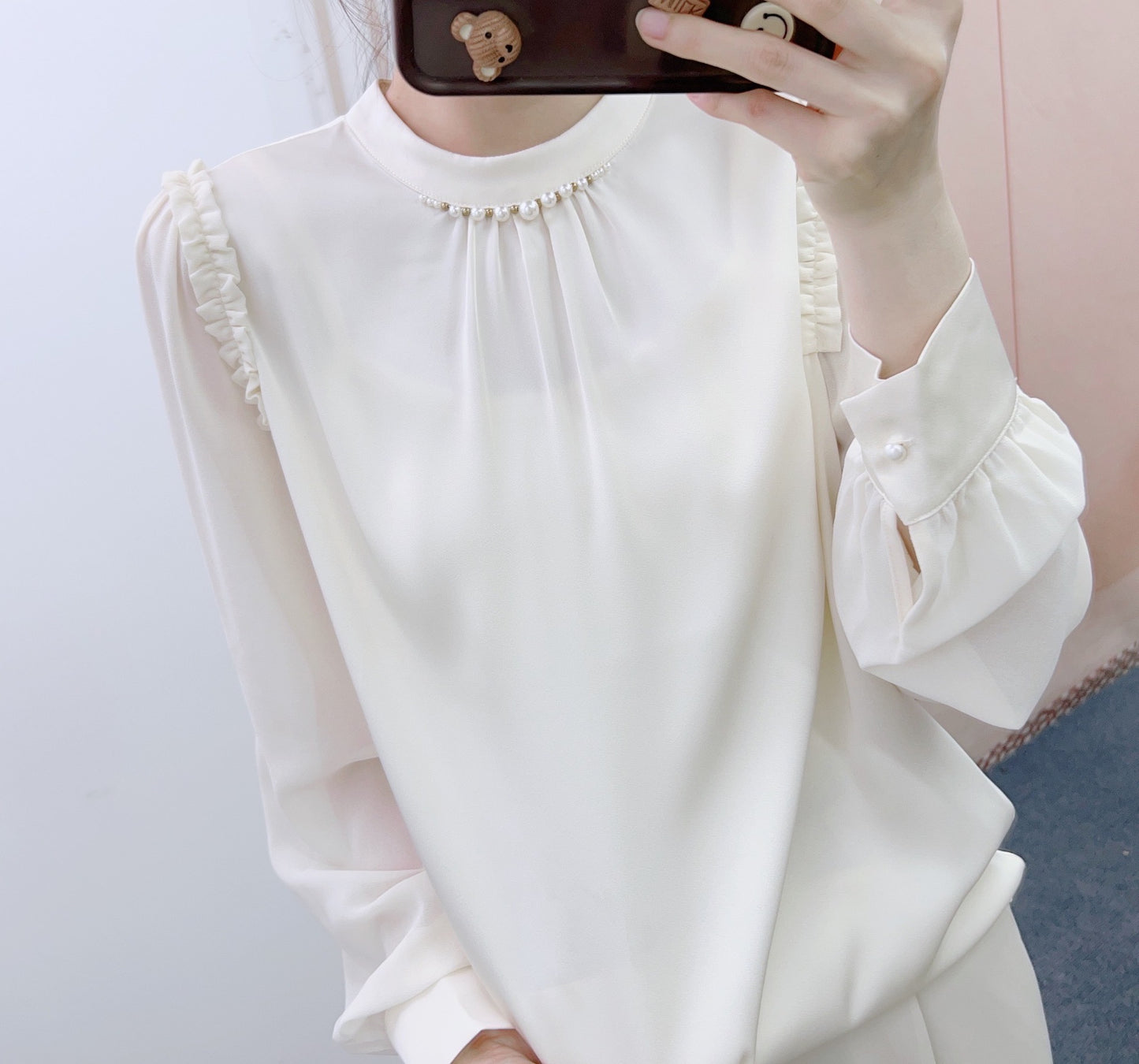 Dame elegant bluse med rynkedetaljer og perlesmykker Stilla