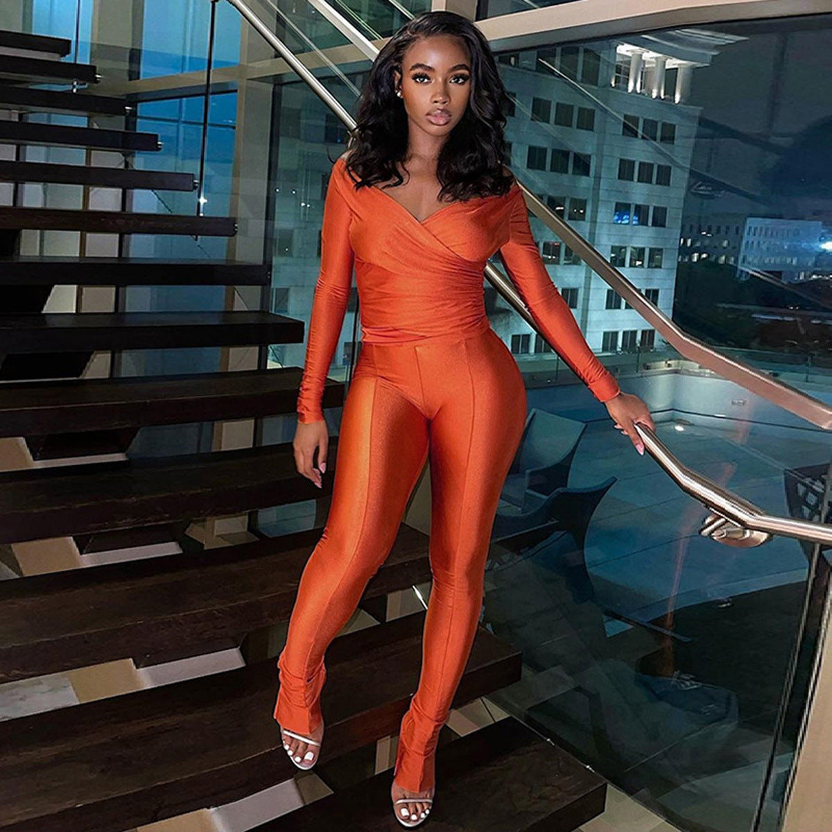 Dame Elegant V-hals Jumpsuit med lange ærmer og tætsiddende snit Stiila