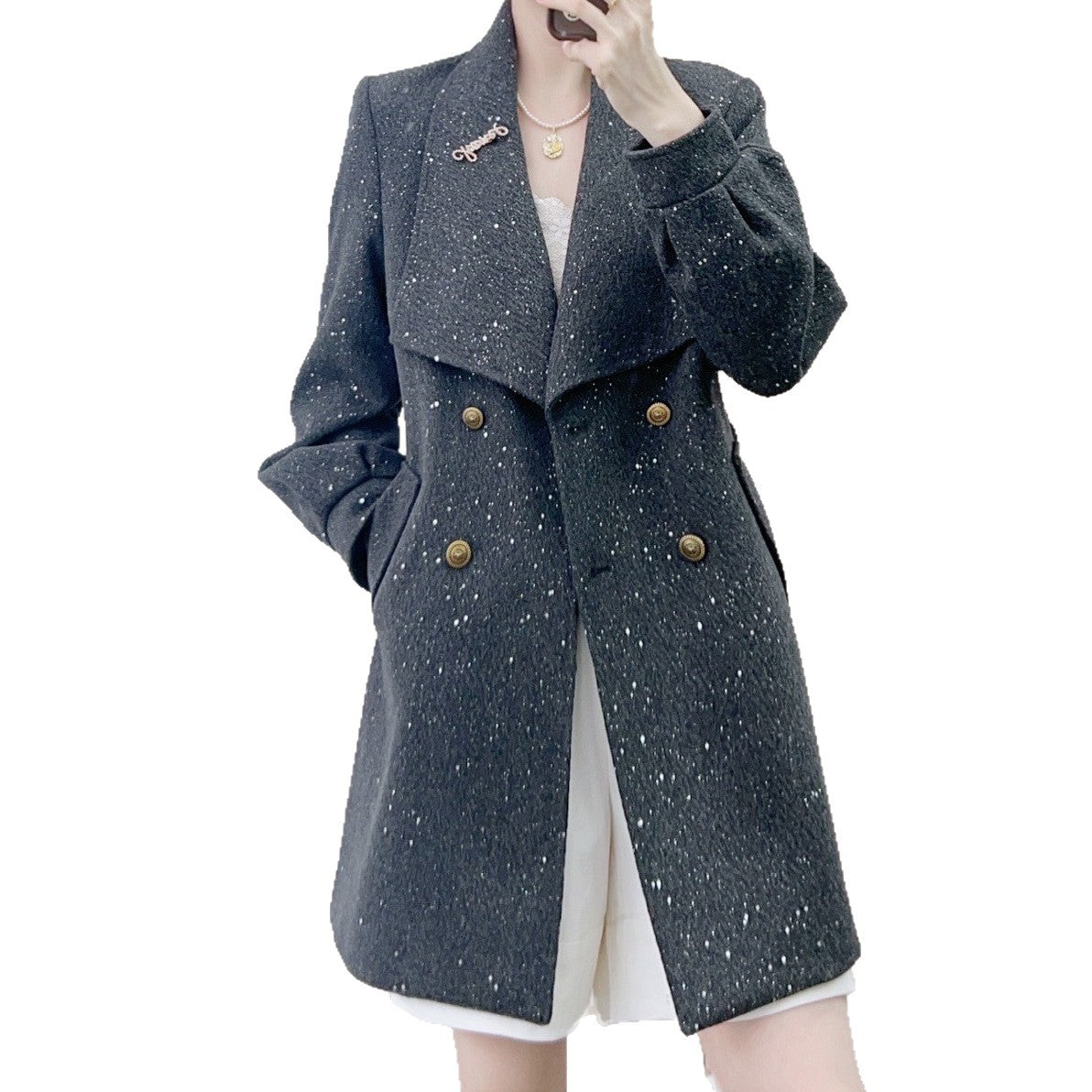 Dame dobbeltstrenget uldfrakke med elegant revers og stilfulde knapdetaljer Stilla