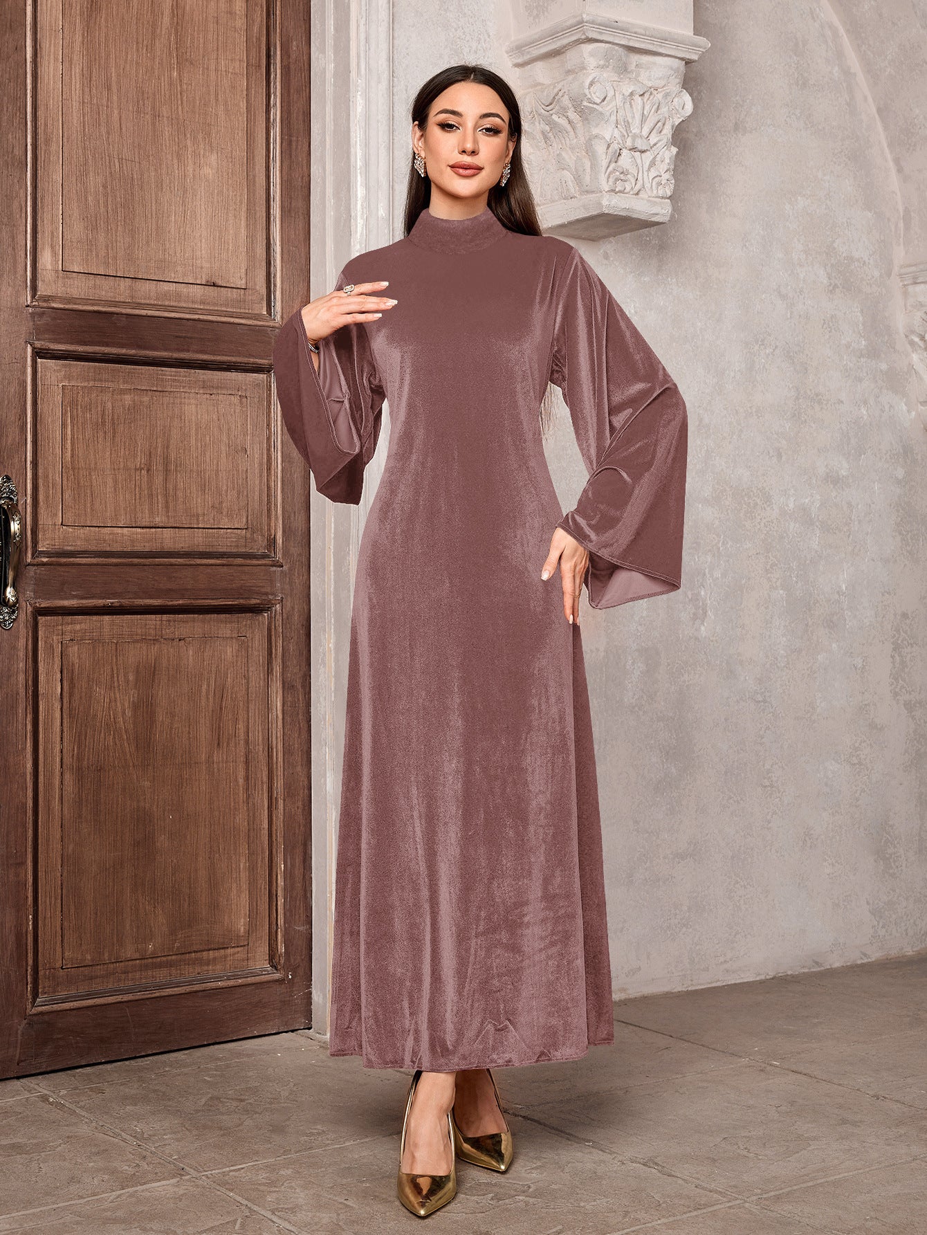 Dame elegant fløjl maxi kjole med høj krave og vide udskårne ærmer Stilla