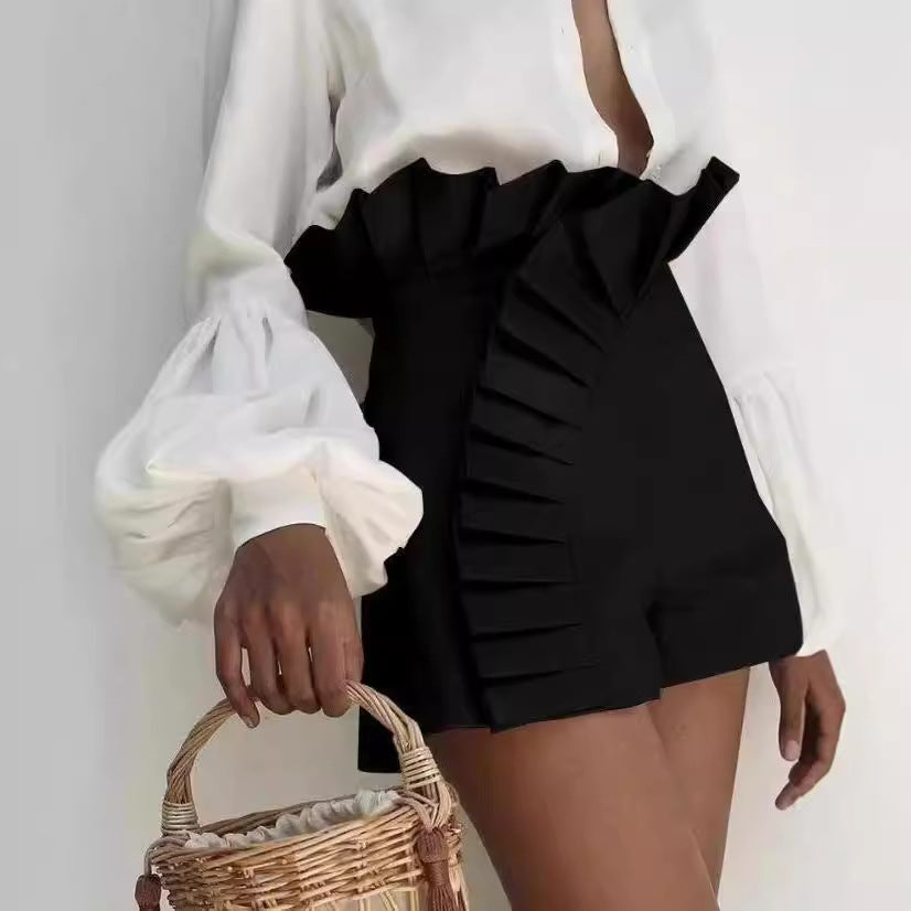 Dame shorts med flæse detaljer og asymmetrisk snit Stilla