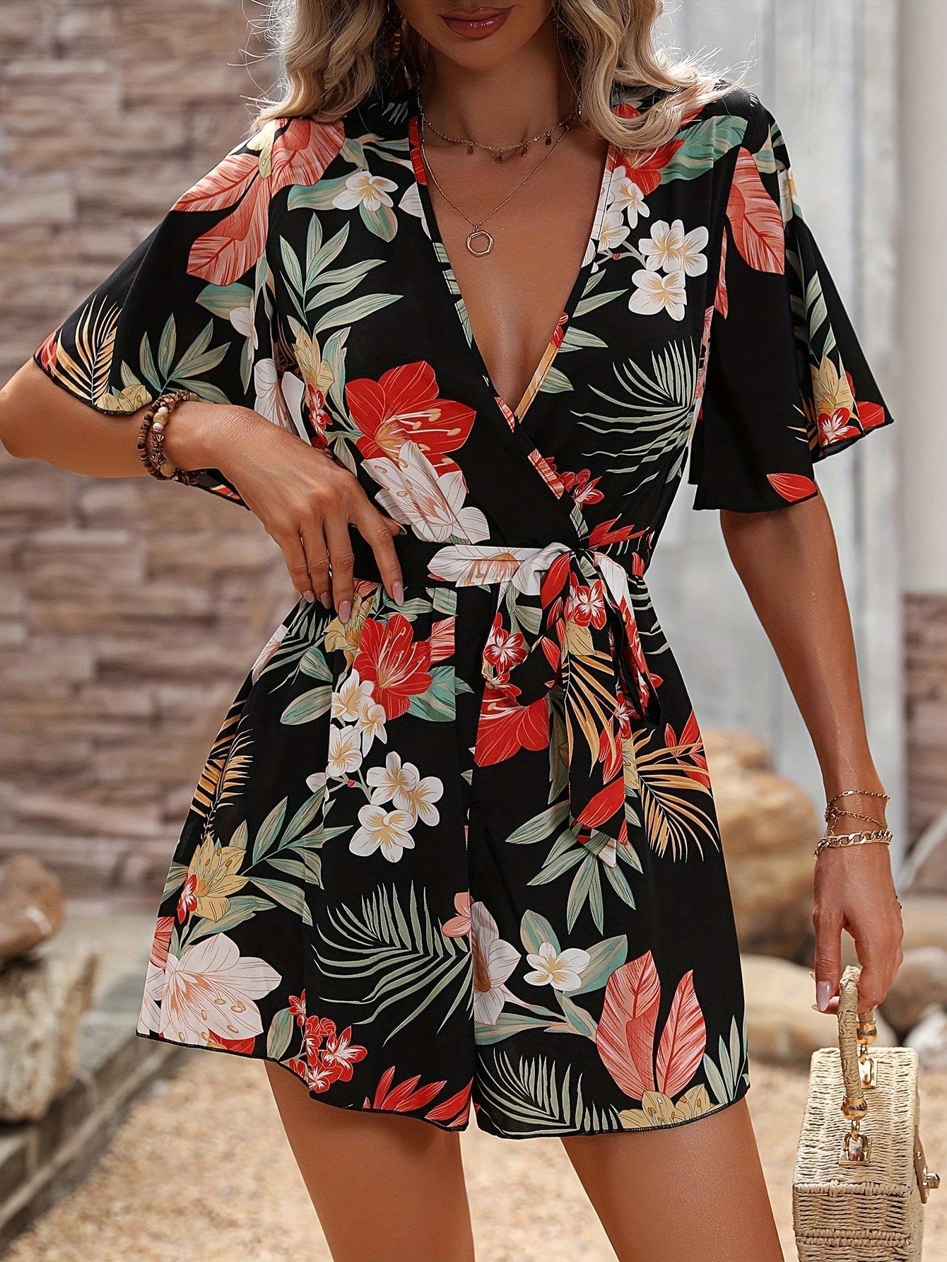 Dame jumpsuit med blomstermønster og dyb V-udskæring Stilla