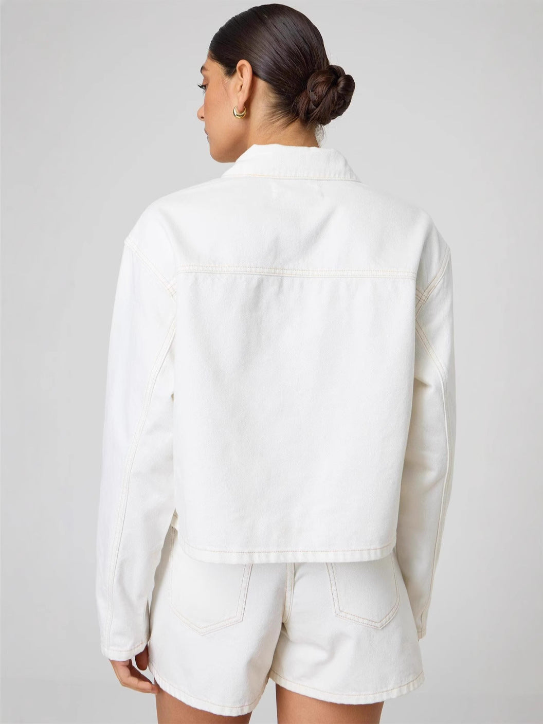 Dame casual jeansjakke med unikt bindebælte og trendy cropped snit Stilla