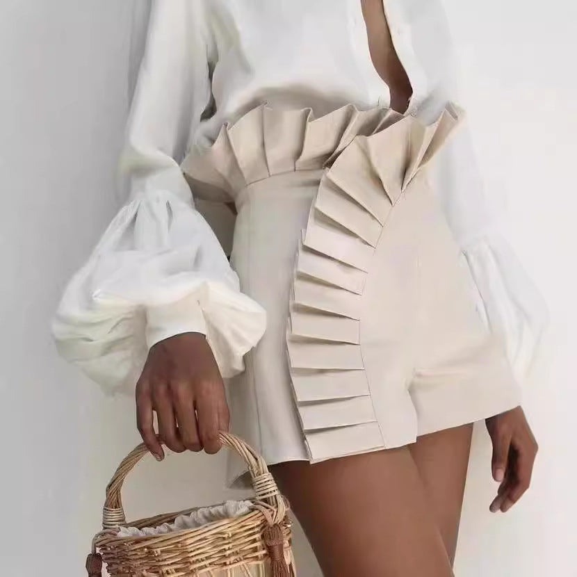 Dame shorts med flæse detaljer og asymmetrisk snit Stilla