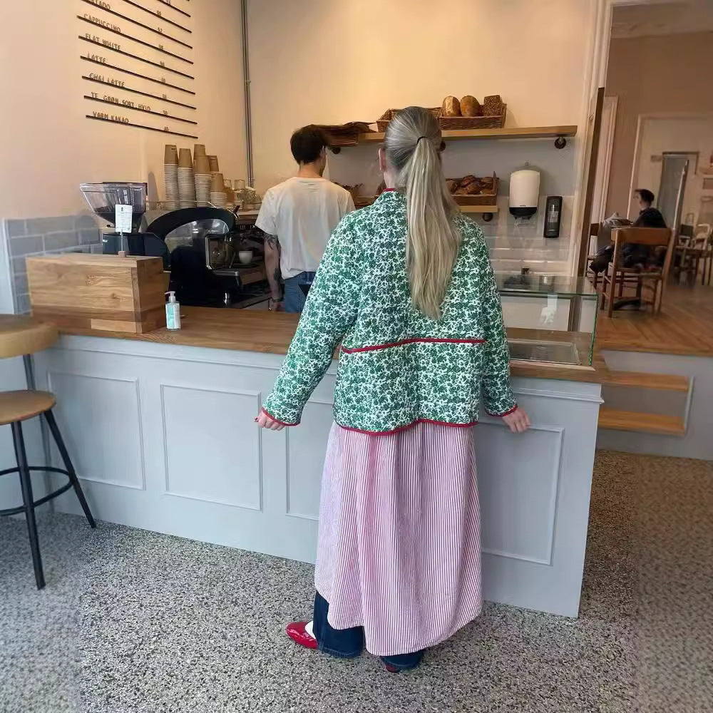 Dame quiltet jakke med blomstermotiv og kontrasterende lommer Stilla