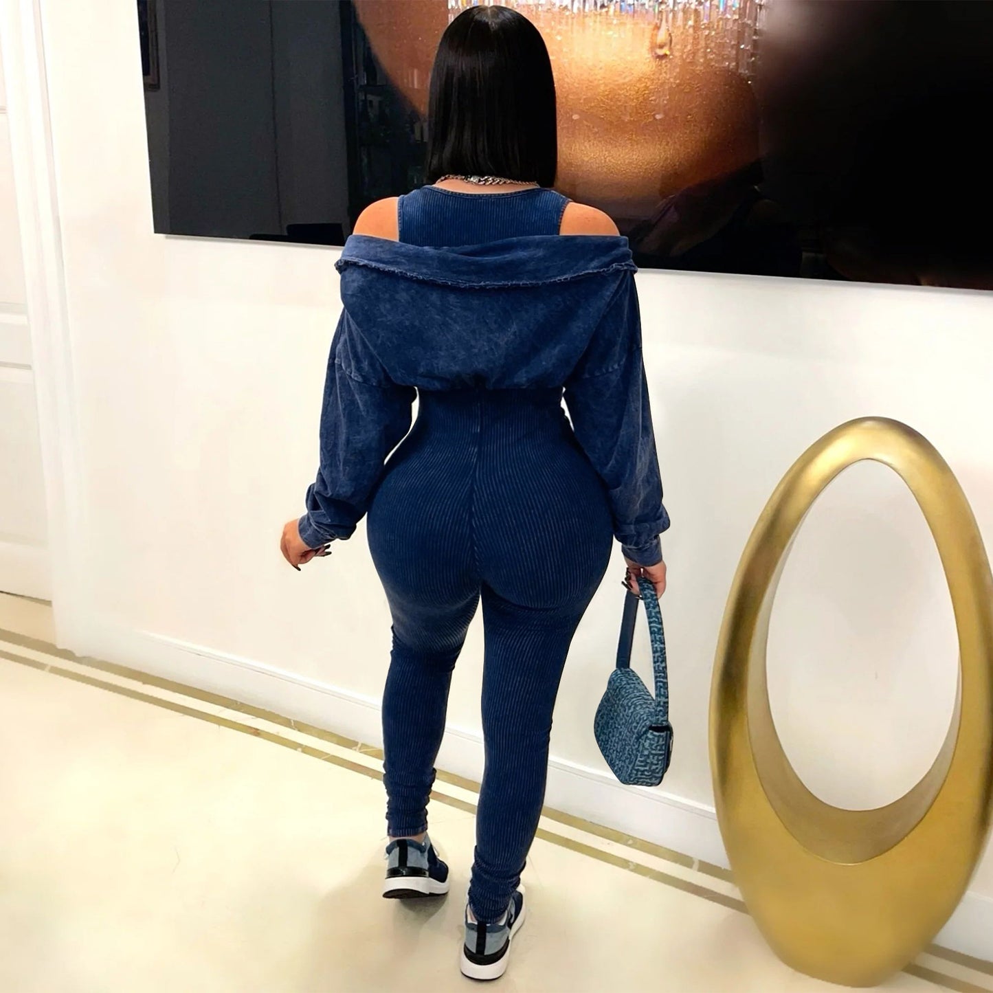 Dame mode jumpsuit med skulderfri flæser og figursyet silhuet Stilla