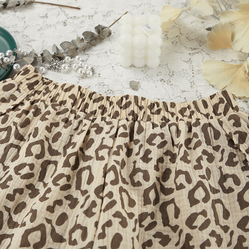 Dame Cropped-Top og Shorts Ensemble med livlig Leo-print Stilla