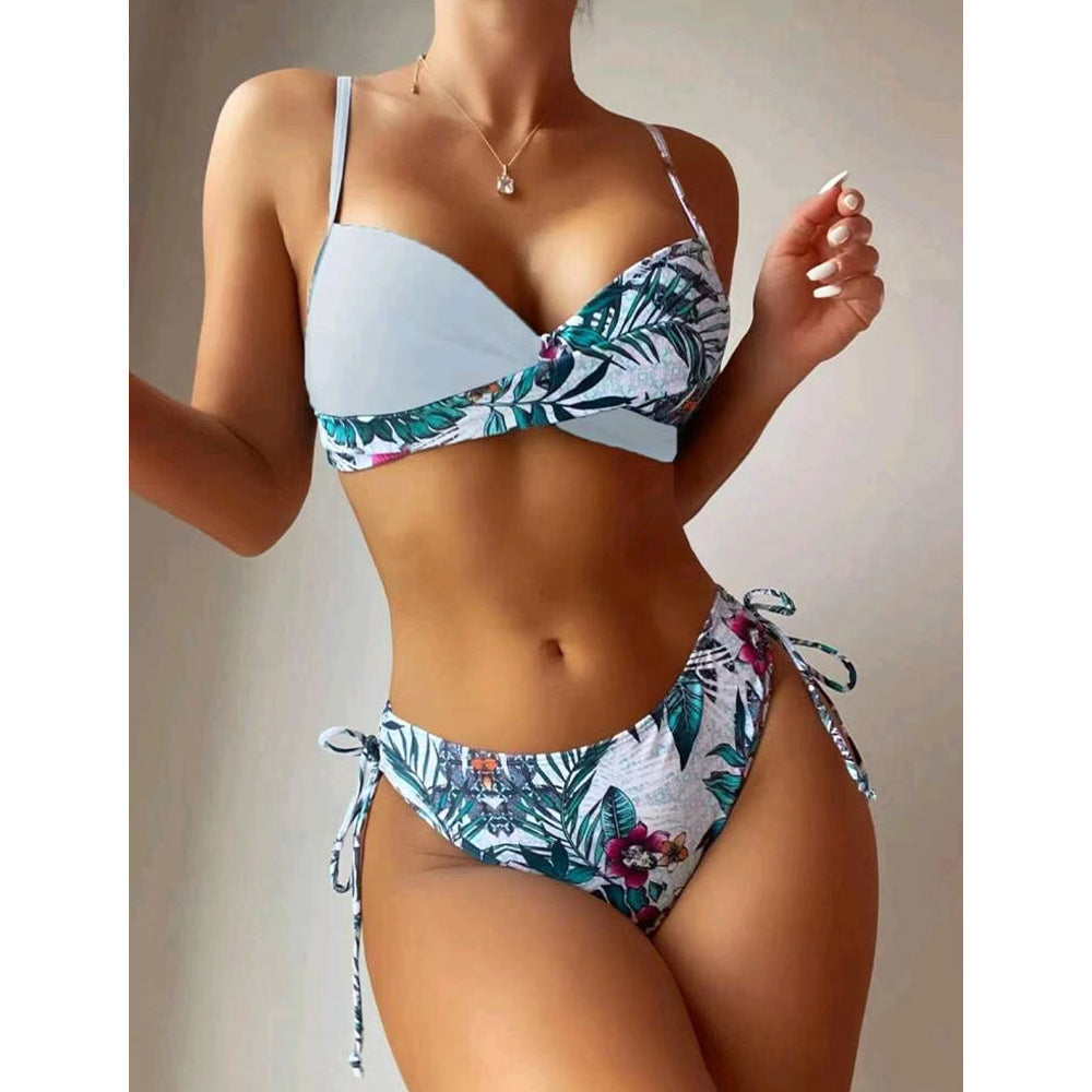 Dame Bikini-sæt med trendy vikledesign og floralt accent Stilla