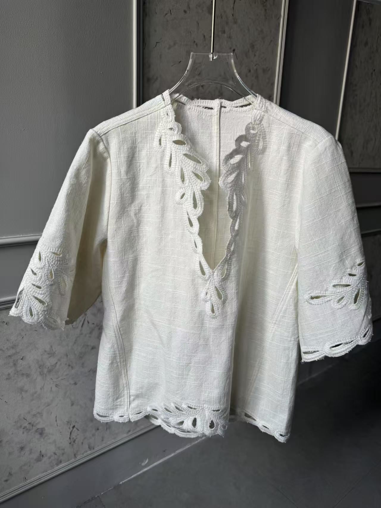 Damebluse med kunstneriske spidsudsmykninger og V-udskæring Stilla