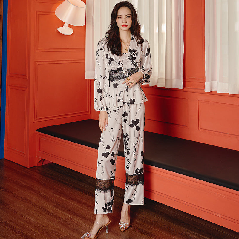 Dame satin-jumpsuit med florale accenter og fine blondeudsmykninger Stilla