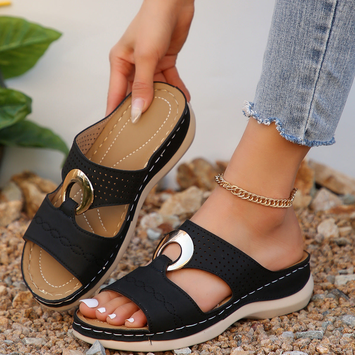 Dame sandals med elegante åbninger og modige accenter Stilla