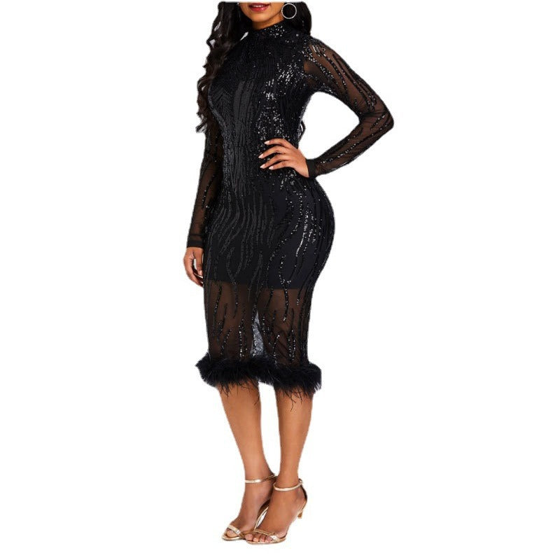 Dame Elegant aftenkjole med gennemsigtigt overmateriale, glitrende pailetter og fjerakcenter Stilla