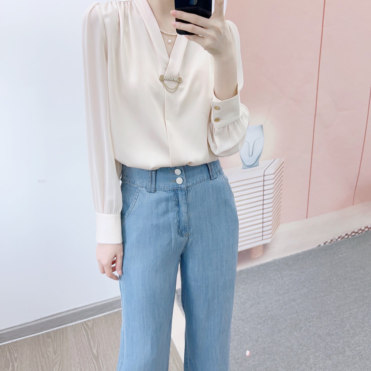 Dame Elegant Bluse med moderigtigt V-udskæring og dekorativ knapdetalje Stilla