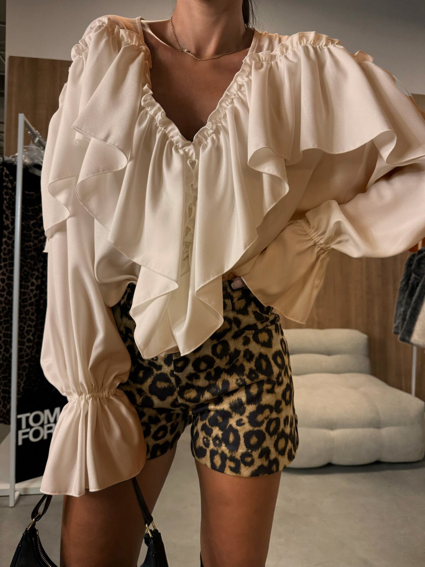 Dame elegant bluse med voluminøse ruffle detaljer Stilla