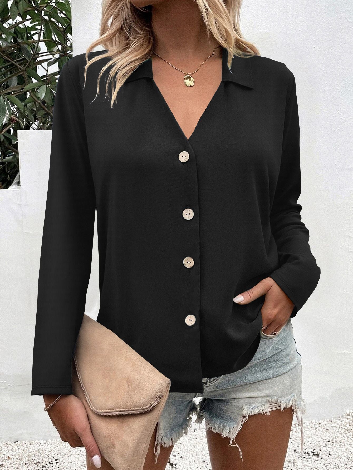Dame elegant bluse med V-hals og knapdetaljer Stilla