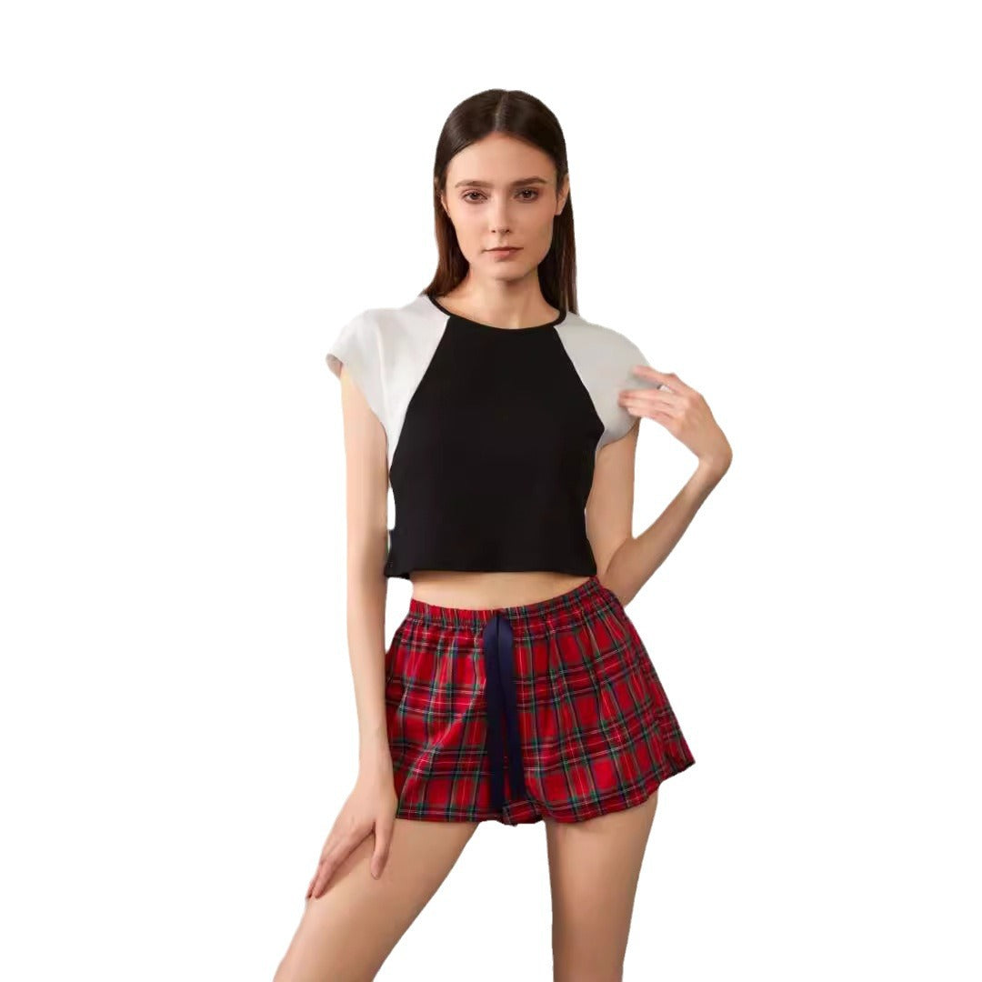 Dame afslappet crop-top med moderne V-patch og ternede shorts Stilla