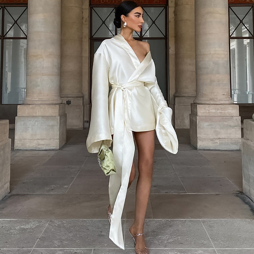 Dame Satin- jumpsuit med elegant omslag design og svajende kant Stilla