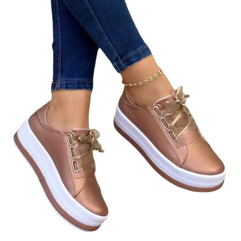 Dame Plateau-Sneakers med åndbart overmateriale og moderigtigt design Stilla