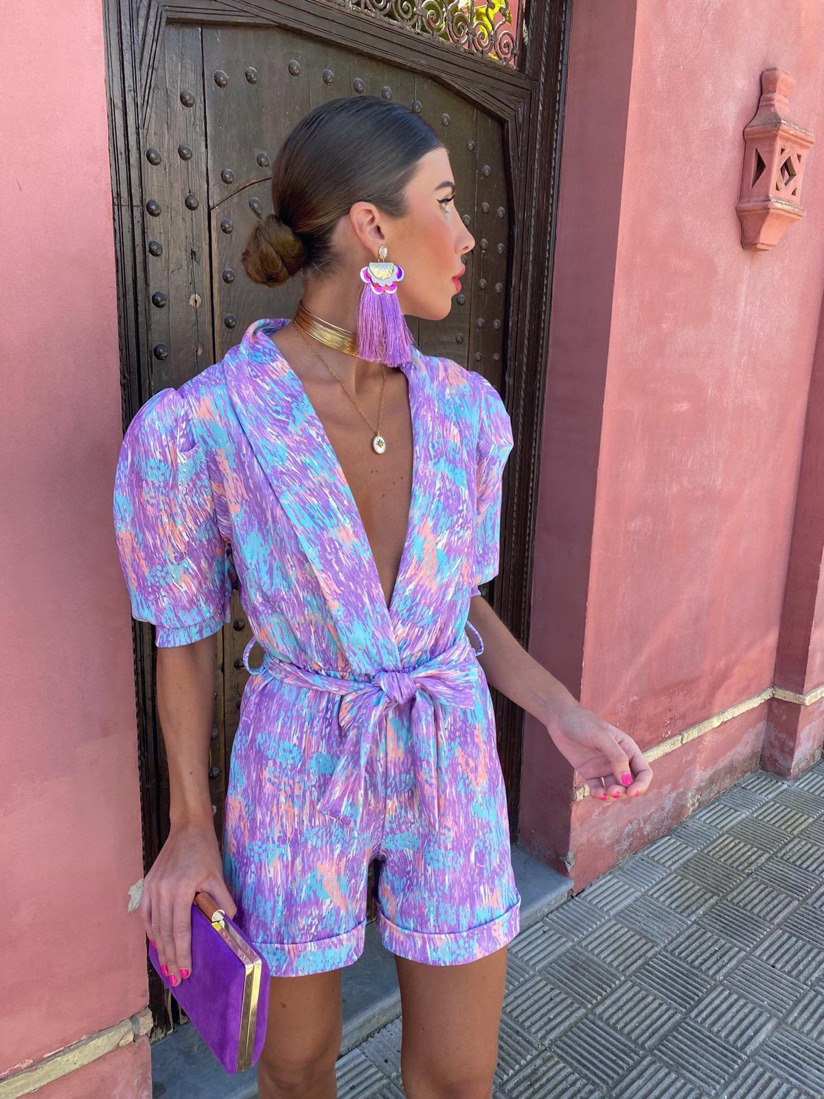 Dame moderner Jumpsuit med moderne puffærmer og farverigt grafisk design Stiila