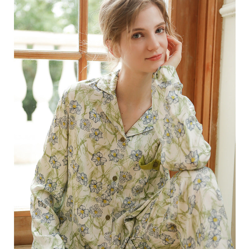 Dame eksklusivt pyjamasæt lavet af silke blødt stof med florale accenter Stilla