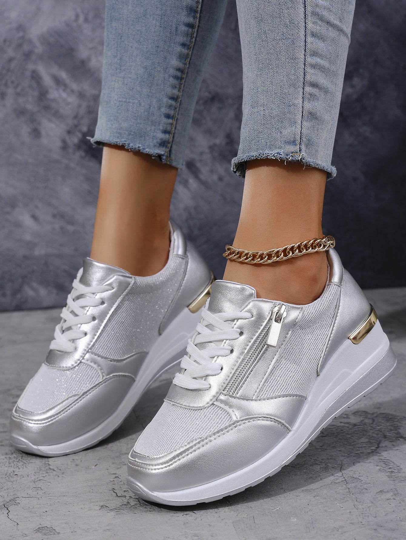 Dame Sneakers med glitrende overflade og praktisk lynlås Stilla