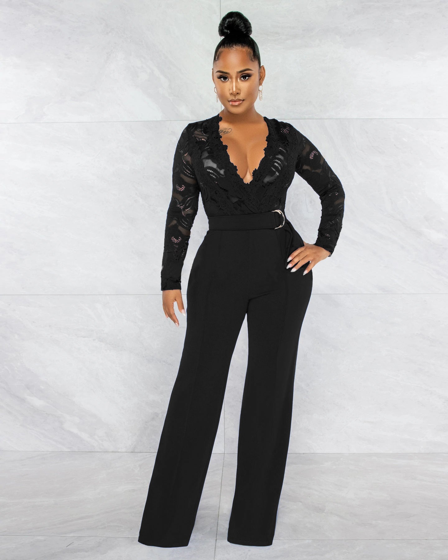 Dame Elegant Jumpsuit med dyb V-udskæring og blonde Stilla