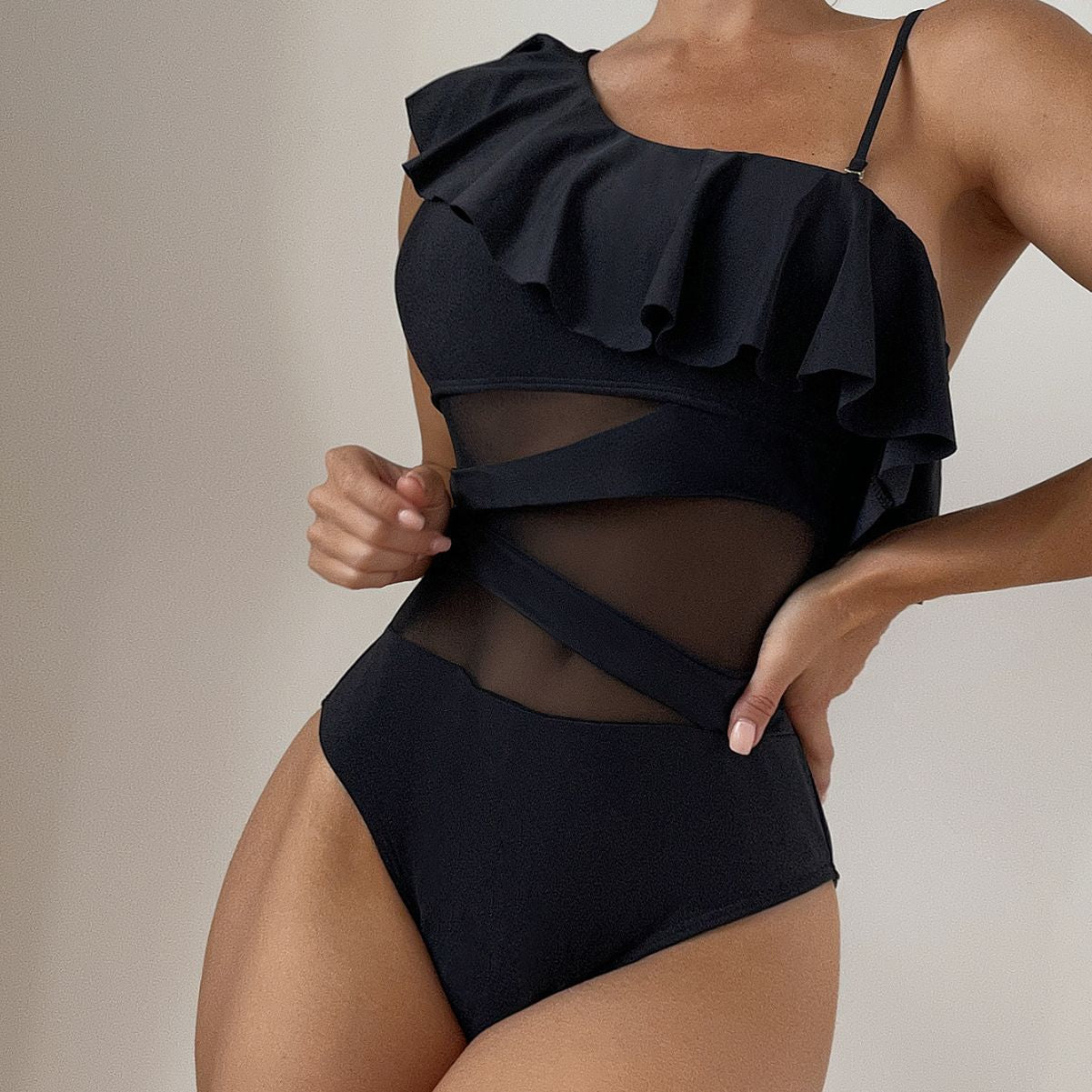 Dame bikini sæt med asymmetrisk snit og elegant flæse Stilla