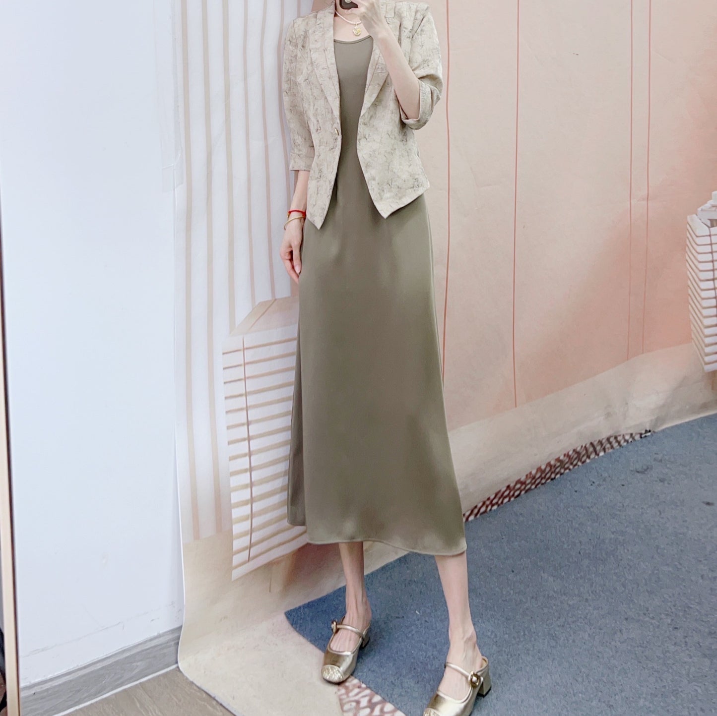 Dame midi-kjole med elegant snit og smagfuld blazer Stilla