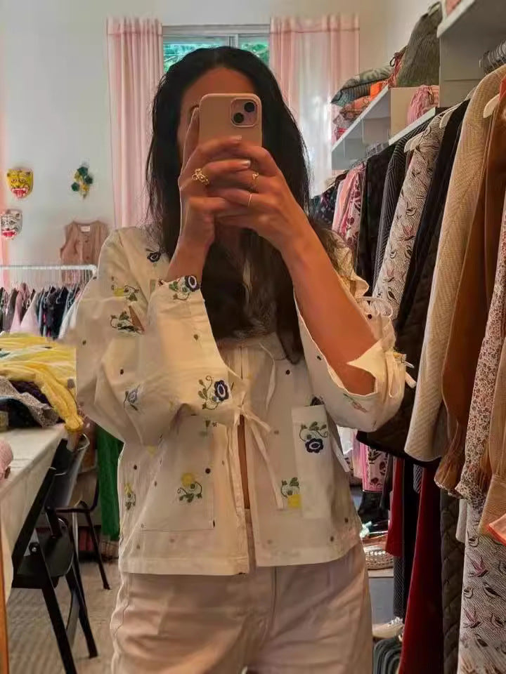 Dame afslappet bluse med florale broderier og legende detaljer Stilla