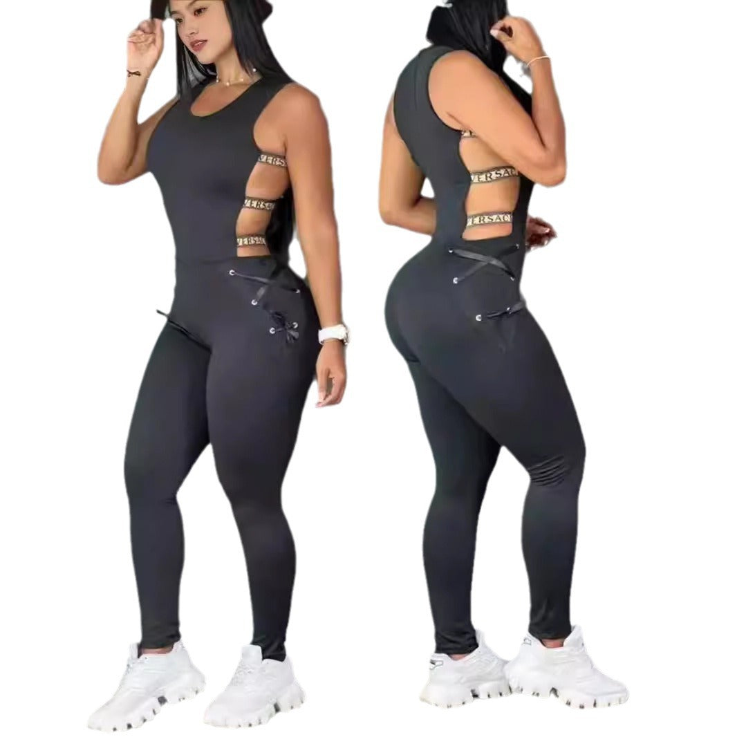 Dame jumpsuit med sideløse cut-outs og glamourøse accenter Stilla
