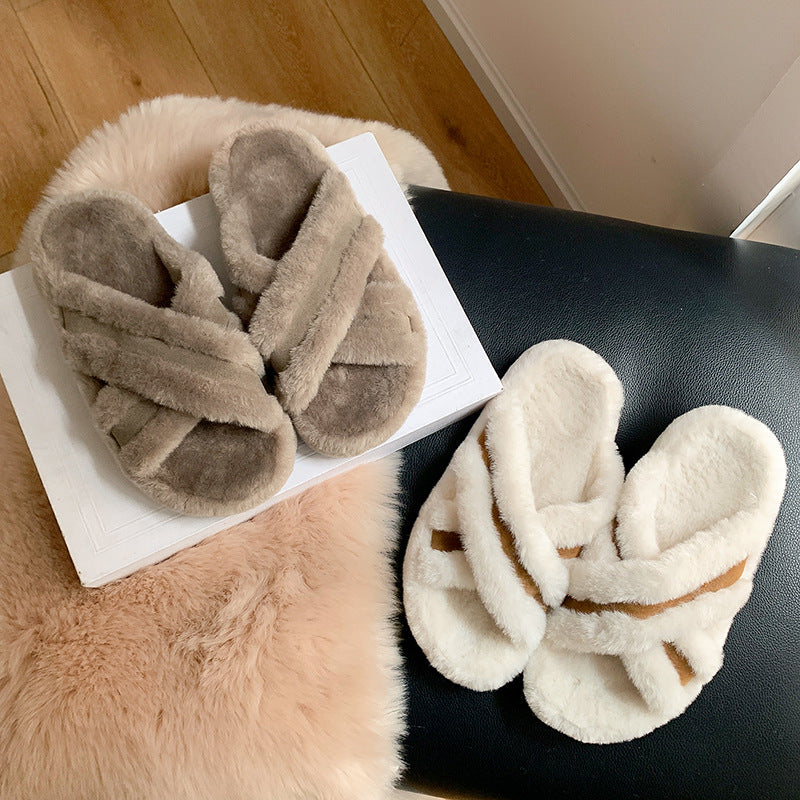 Dame hjemmesko lavet af fluffy materiale med trendy krydsbånd-design Stilla