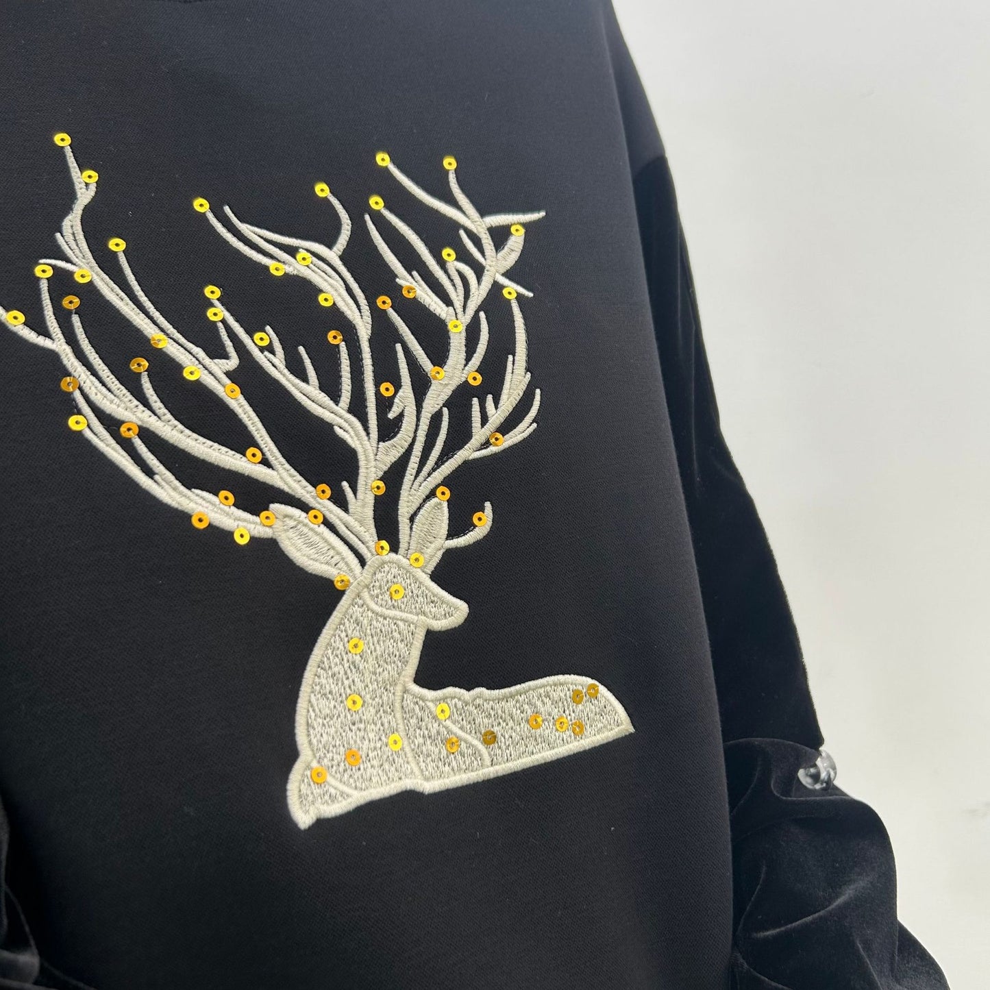 Dame sweatshirt med kunstnerisk hjorte-motiv og elegante pudderærmer Stilla
