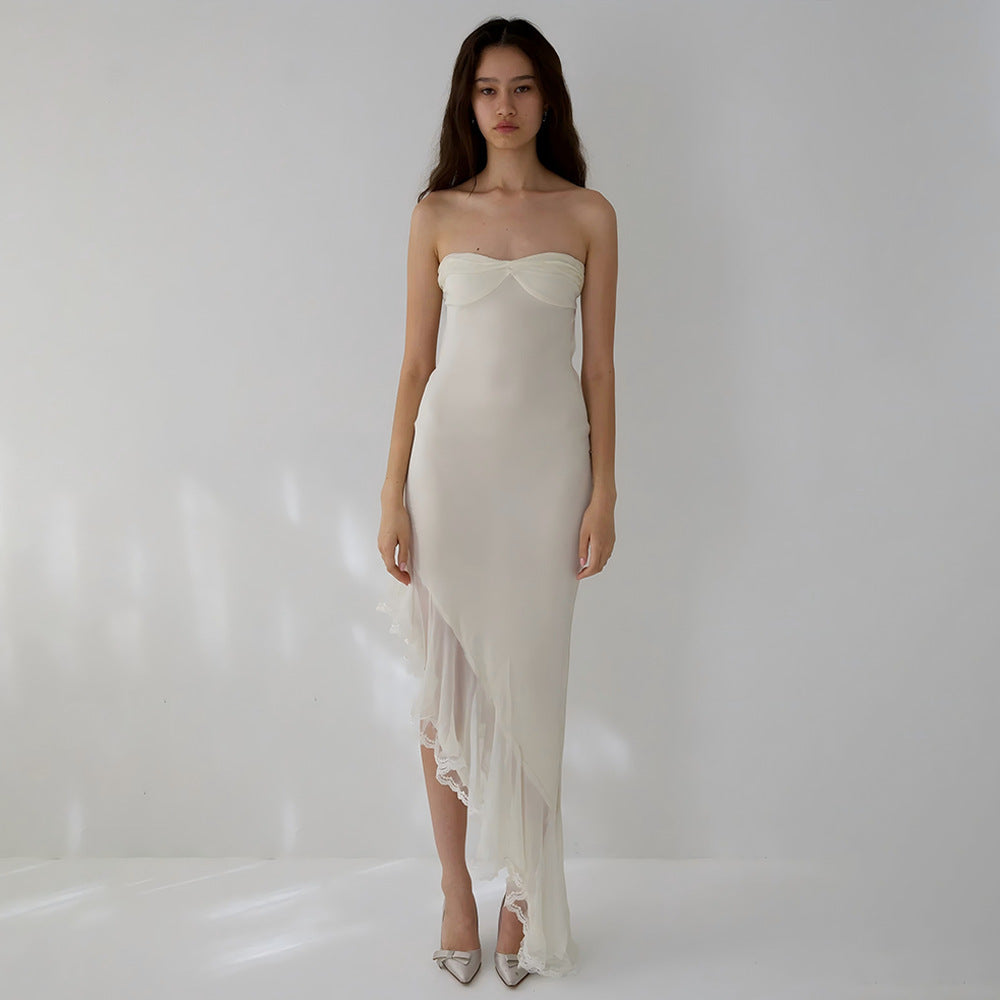 Dame Elegant aftenkjole i flydende materiale med asymmetrisk kant og lace accenter Stilla