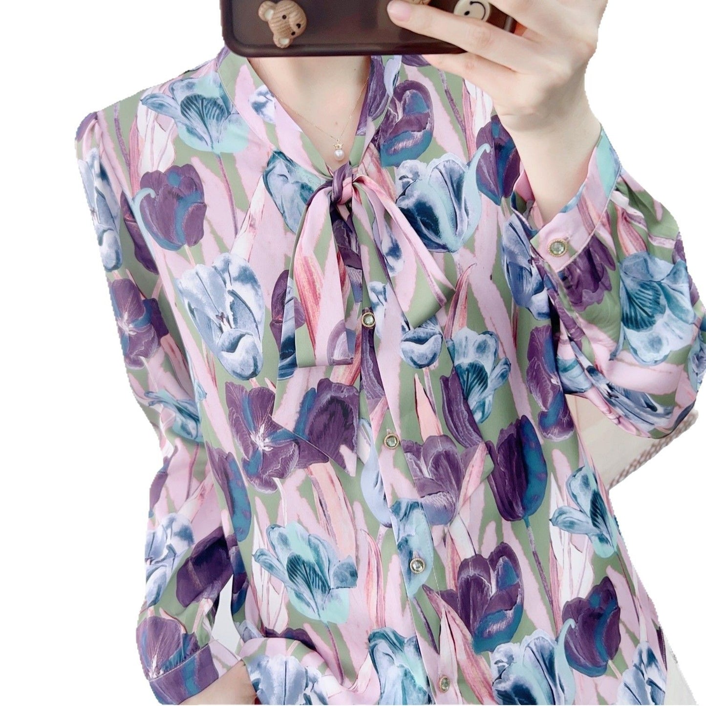 Damebluse med sløjfelukning og blomsterdesign Stilla