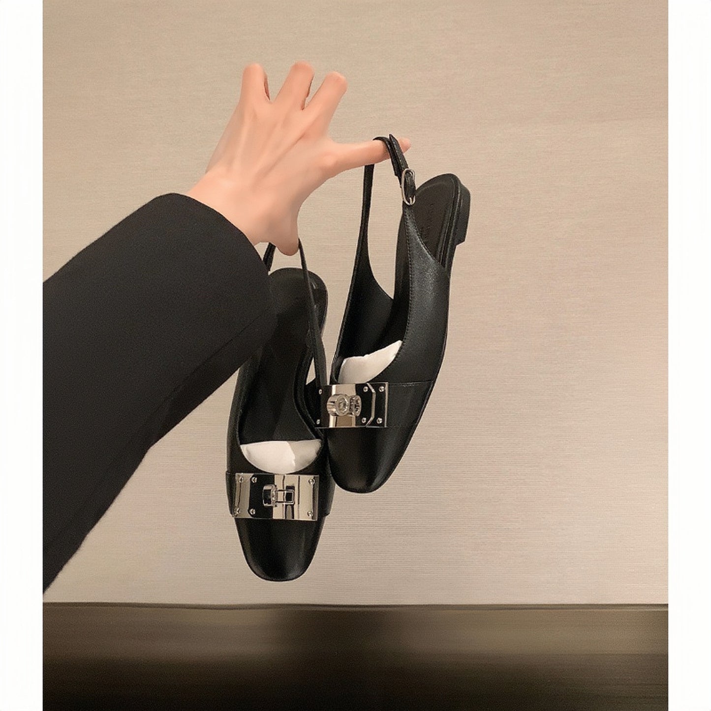 Dame elegant Slingback Ballerinas med spids tåform og dekorativt metallelement Stilla