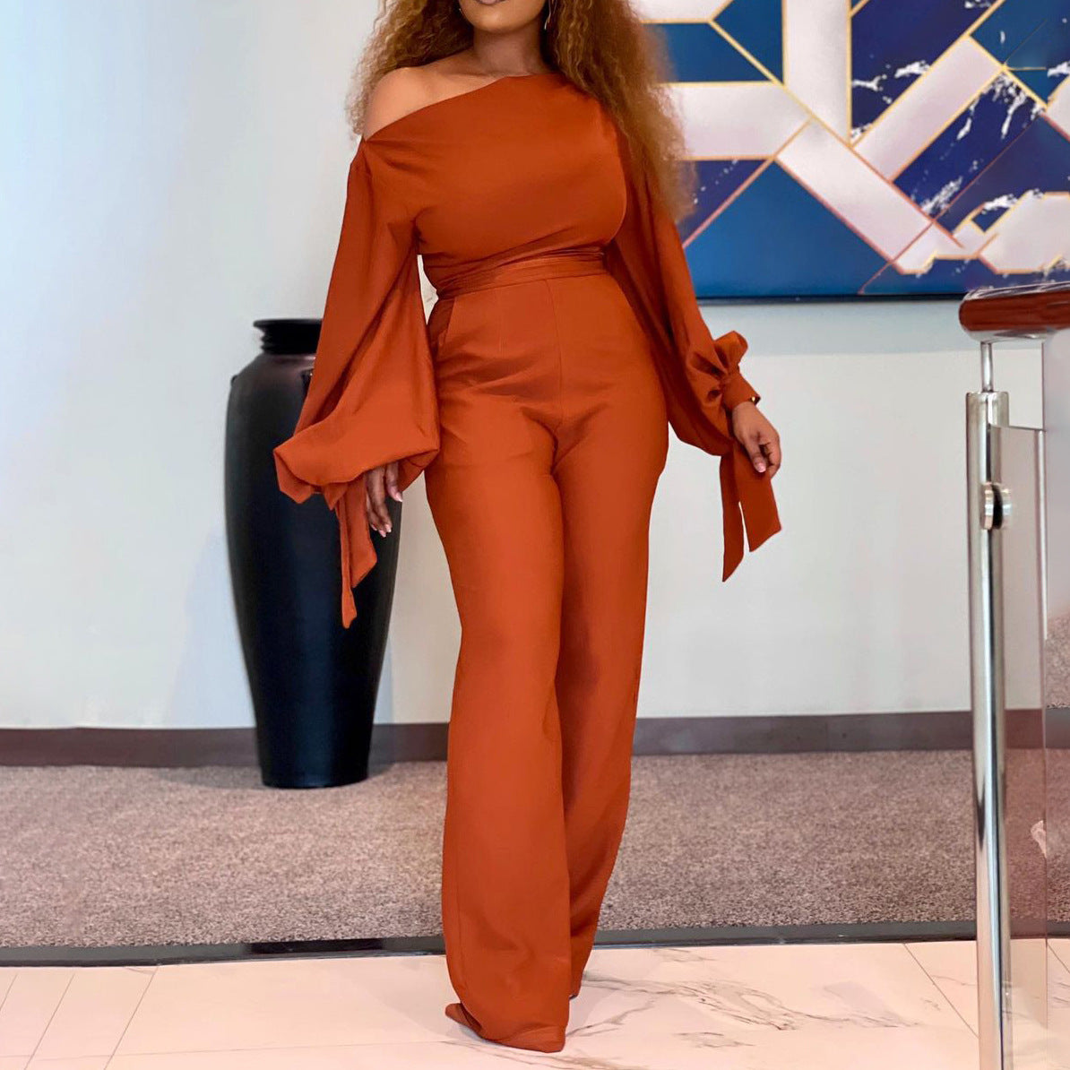 Dame elegant jumpsuit med asymmetrisk design og svajende ærmer Stilla