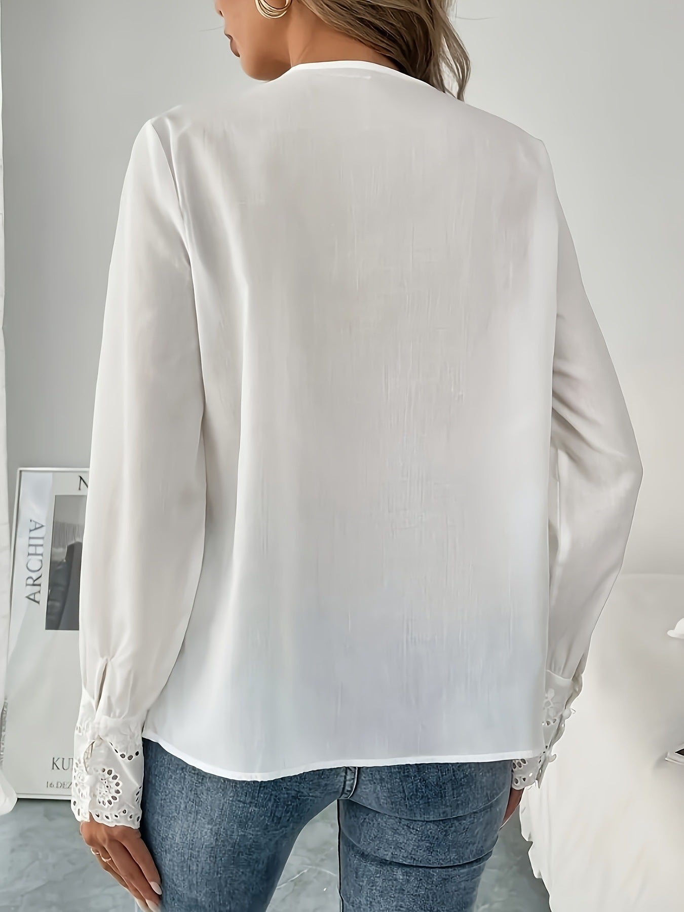 Dame elegant bluse med floral hulbroderi og voluminøse ærmer Stilla