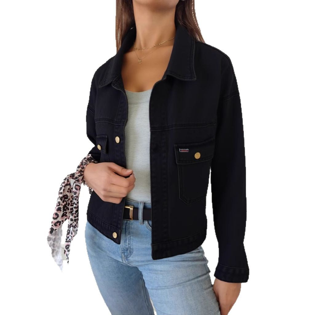 Dame denimjakke i klassisk snit med praktiske brystlommer og dekorative knapdetaljer Stilla